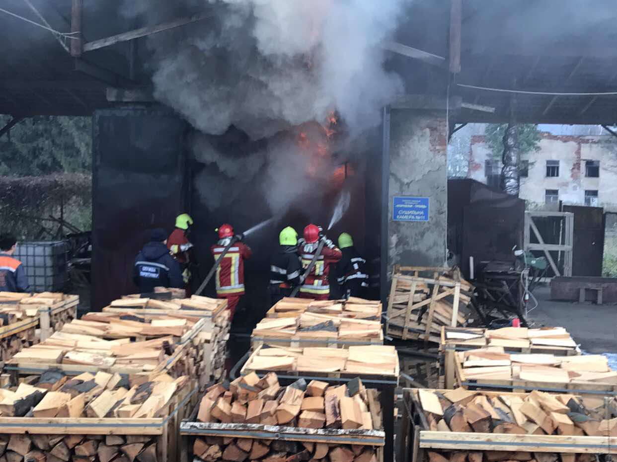 Унаслідок пожежі в Перечині пошкоджено обладнання сушильної камери та згоріло 30 кубометрів деревини (ФОТО)