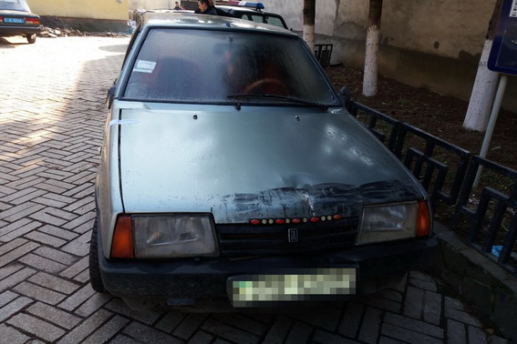 На Іршавщині двоє чоловіків, відкривши відмичками полишене односельцем авто, відбуксирували його на околицю села