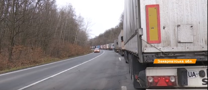 На кордоні зі Словаччиною поблизу Ужгорода вантажівки по кілька діб стоять у черзі (ВІДЕО)