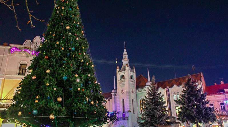 Новорічну ялинку в Мукачеві відкриють напередодні Дня Святого Миколая