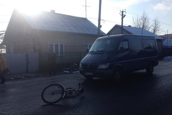 На Виноградівщині пенсіонер із велосипедом вийшов на дорогу під колеса мікроавтобуса (ФОТО)