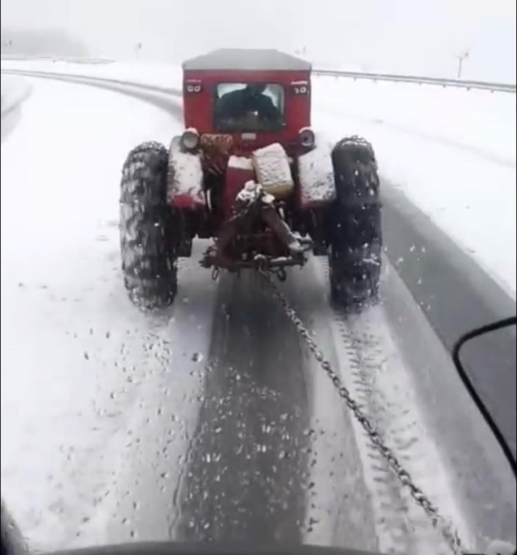 На Латірському перевалі зі снігових заметів вантажівки "визволяють" тракторами (ФОТО)
