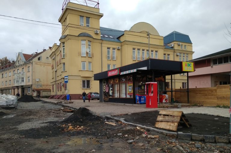 В Ужгороді за підозрілими схемами розпродують муніципальні зупинки (ФОТО)