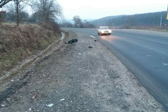 На Мукачівщині "Мерседес Спрінтер" смертельно травмував пішохода і, покинувши його на дорозі, зник з місця події (ФОТО)