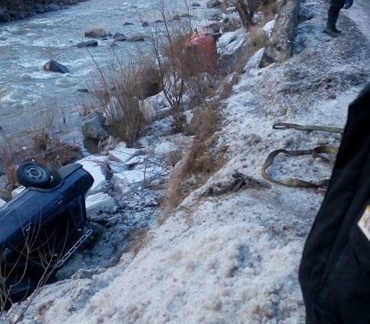 У Рахові в одному місці протягом 20 хвилин дві автівки злетіли з дороги до Тиси (ФОТО)