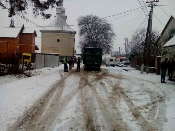 На Мукачівщині водій вантажівки, здаючи назад, наїхав на пішохода. Травмований помер наступного дня в лікарні (ФОТО)