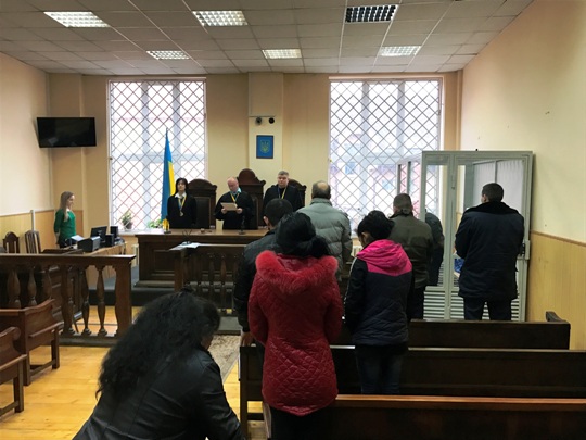 Суд у Мукачеві визначив покарання для батька-барона та сина за вбивство 18-річного цигана у вигляді 9 і 3 років тюрми (ФОТО)