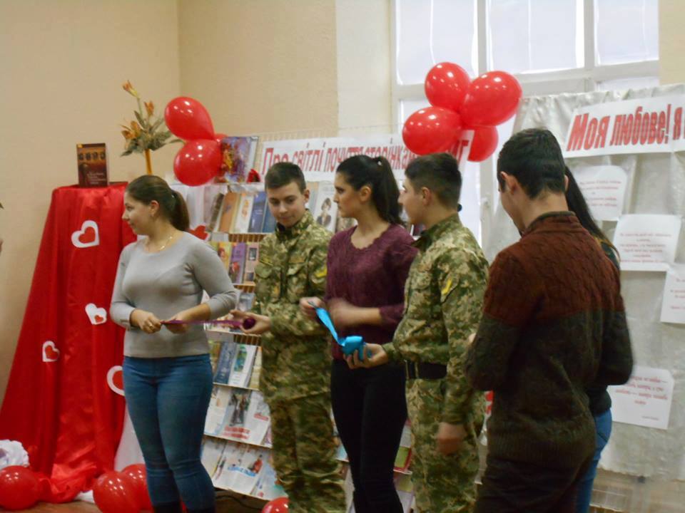 У Мукачеві День святого Валентина в бібліотеці святкували під перформанс "Кохання вільно світ чарує" (ФОТО)