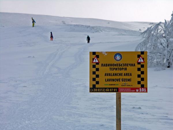 На Закарпатті зберігається лавинонебезпека та загроза зсувів снігу на дороги