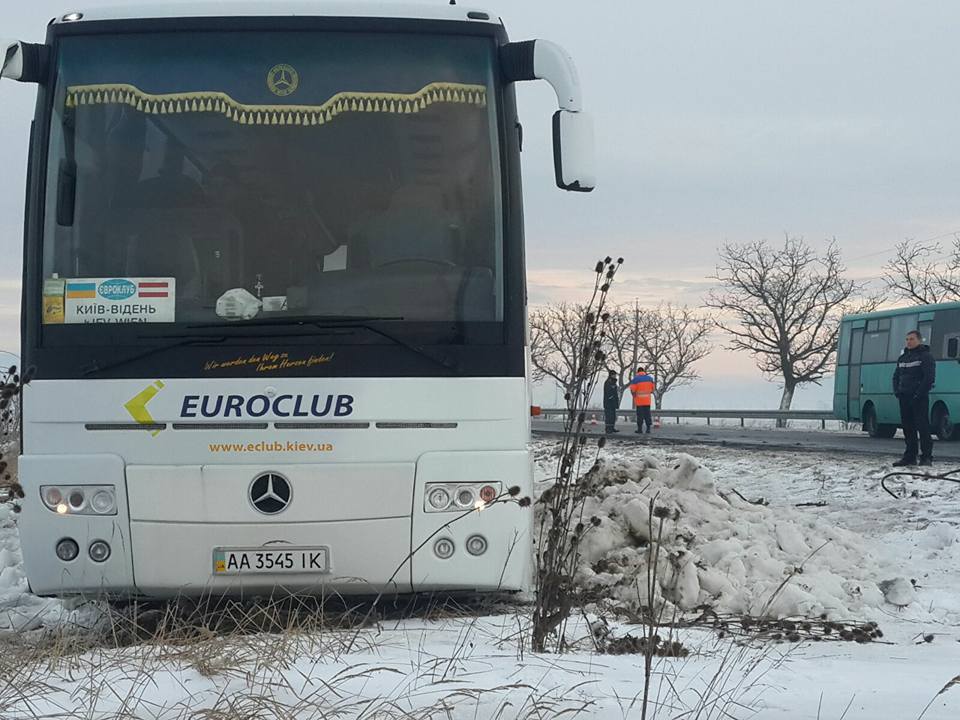 ФОТОФАКТ. На Закарпатті автобус Київ-Відень з'їхав з траси на узбіччя 