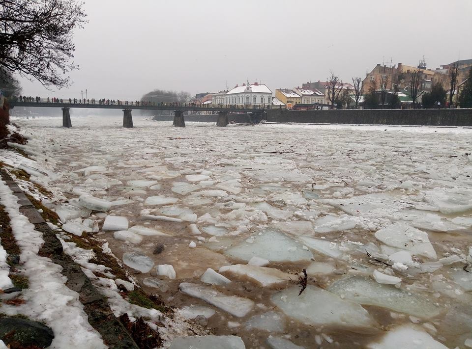 Льодохід на Ужі: тонни криги рушили річкою (ФОТО, ВІДЕО)