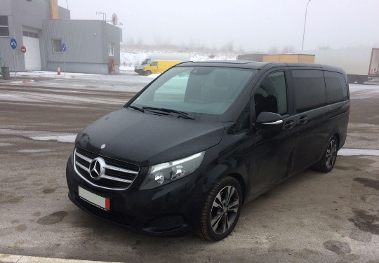 За спробу завезти в Україну Mercedes Vito за заниженою ціною українець залишив авто на митниці (ФОТО)