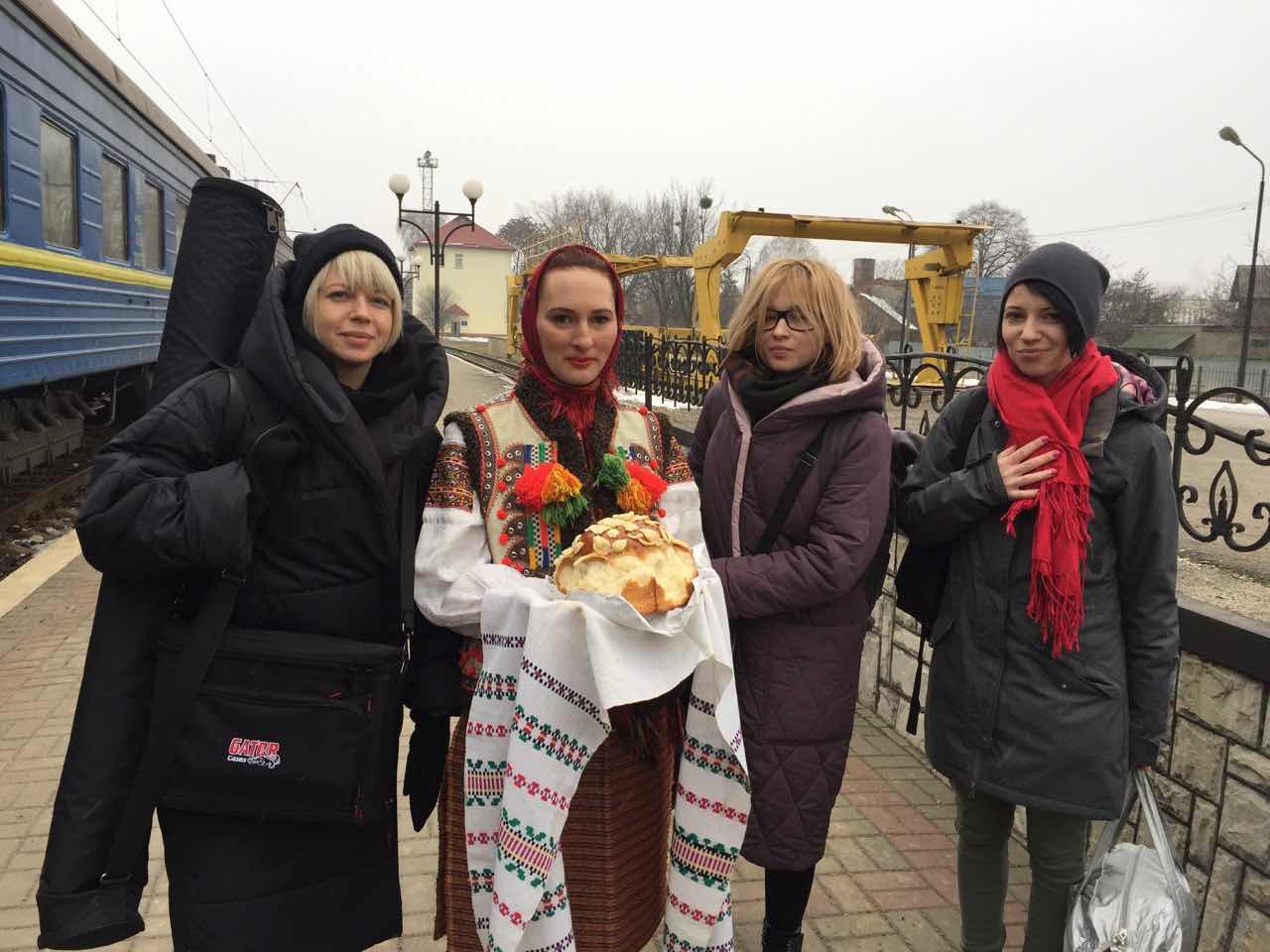 ФОТОФАКТ. В Ужгороді хлібом-сіллю зустріли дівчат з гурту ONUKA
