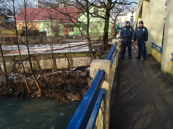 В Іршаві врятували жінку, котра збиралася скочити з моста (ФОТО)