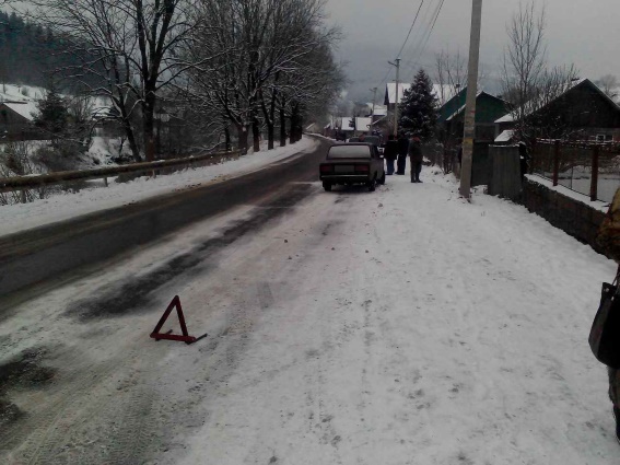 7-річна дівчинка, перебігаючи дорогу на Рахівщині, потрапила до реанімації (ФОТО)