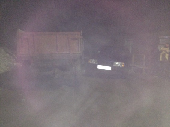 На Мукачівщині п'янючий водій на саморобному тракторі в'їхав у припаркований на узбіччі ВАЗ  (ФОТО)