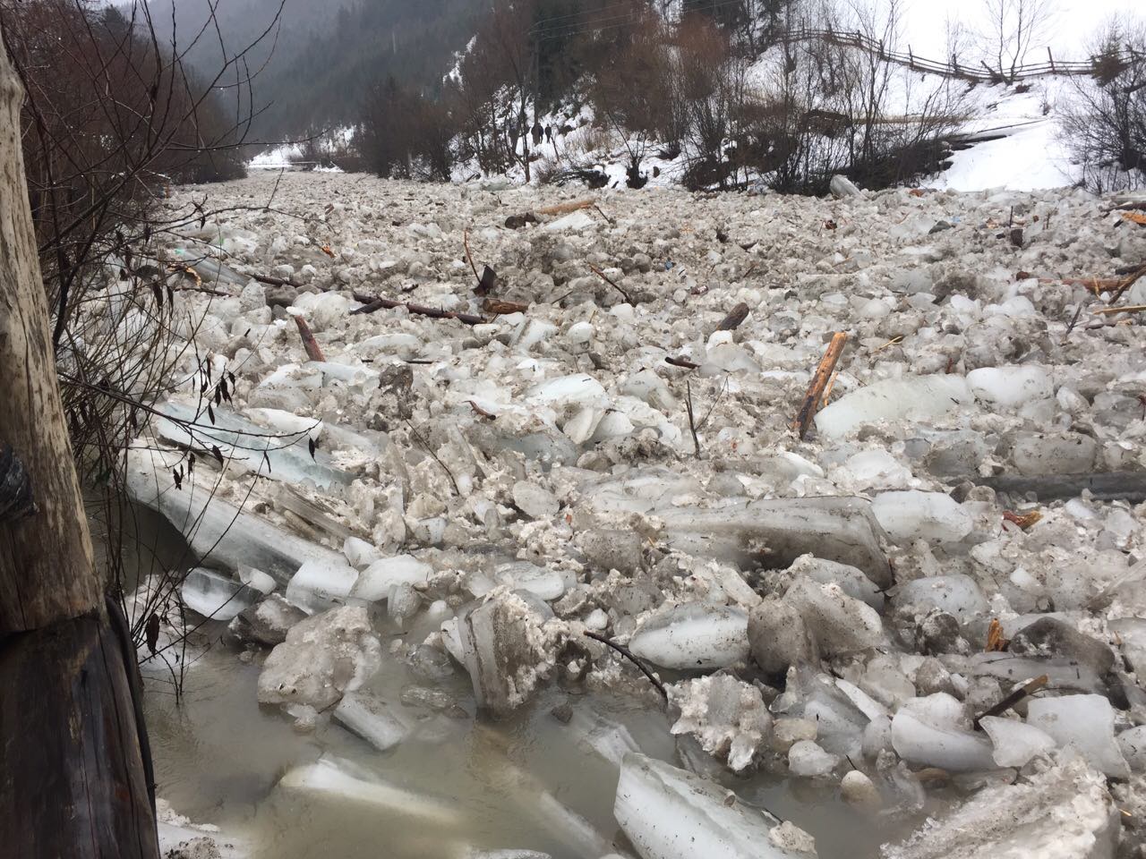 На Закарпатті, щоби звільнити русла річок й уникнути підтоплень, підриватимуть льодові затори (ФОТО)