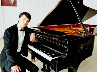 "Французький" студент з Ужгорода переміг у всіх трьох номінаціях престижного міжнародного конкурсу піаністів