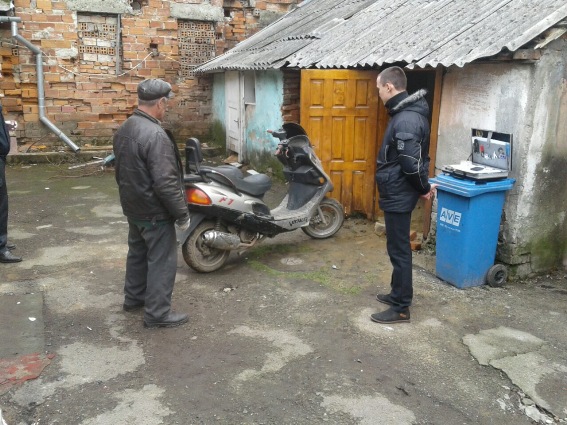 У закарпатських Лавках із гаража місцевого троє раніше судимих викрали скутер, аби потім його продати (ФОТО)