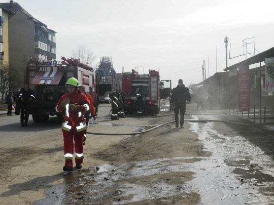 На ринку в Ужгороді пожежа знищила магазин електротоварів, пошкодивши сусідні крамниці меблів і квітів (ФОТО)
