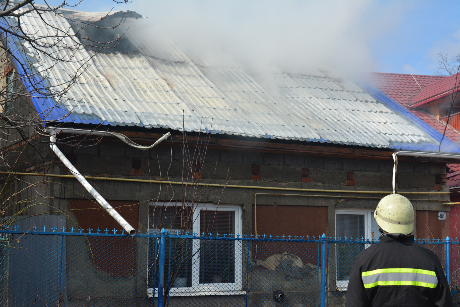 В Ужгороді пожежа, що виникла на горищі, загрожувала знищенням усього будинку (ФОТО)