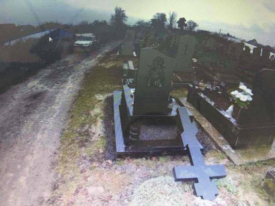На Виноградівщині психічно неврівноважний чоловік пошкодив 4 надмогильні пам'ятники на сільському цвинтарі (ФОТО)