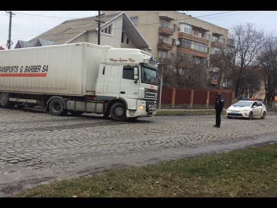 У Мукачеві штрафують водіїв вантажівок, що їздять центром міста (ФОТО)
