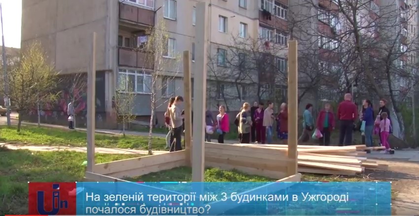 Ужгородці протестують проти будівництва "будки з охоронцем" між будинками й на зеленій зоні (ВІДЕО)