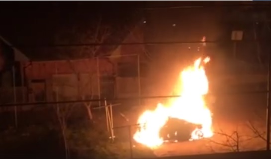 Volkswagen, що горів уночі в Ужгороді, пожежа знищила разом із документами