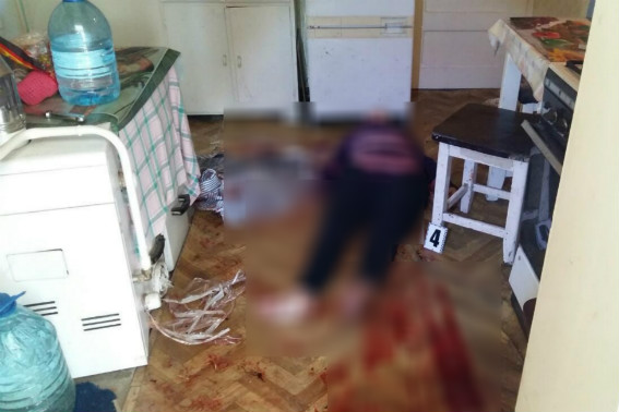 На Хустщині чоловік кількаразово вдарив співмешканку скляною пляшкою по голові і "добив" ножем (ФОТО)