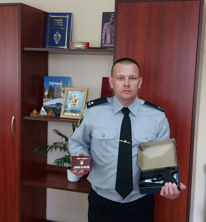 Аваков нагородив іменною зброєю заступника начальника поліції Ужгорода Юрія Кереканича  (ФОТО)
