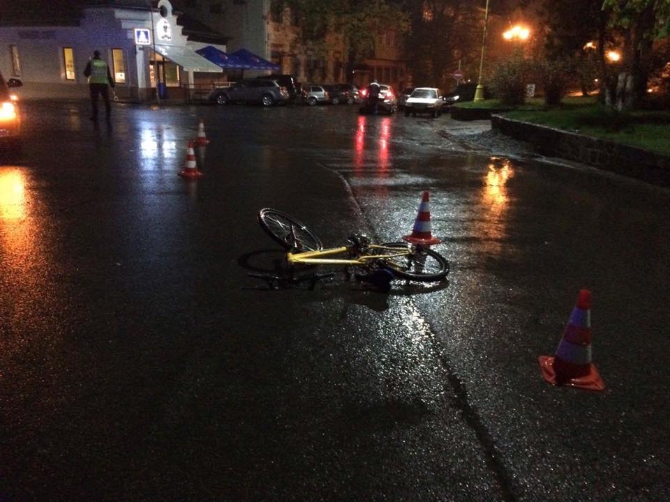 ФОТОФАКТ. В Ужгороді авто збило хлопчика-велосипедиста, дитину забрала "швидка"