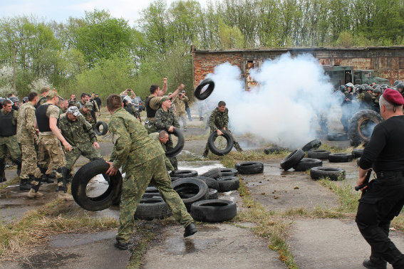 Біля Мукачева чотири сотні силовиків з бойовою технікою тренувалися придушувати масові заворушення (ФОТО, ВІДЕО)