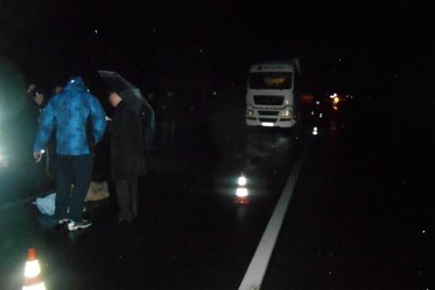 На Свалявщині водій вантажівки після смертельного наїзду на пішохода сам викликав поліцію (ФОТО)