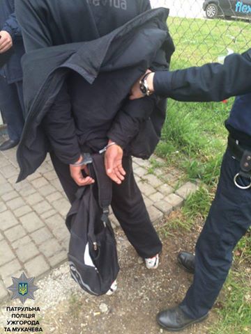 У Мукачеві по "гарячих слідах" затримали крадія відеокамер (ФОТО)