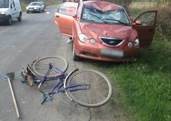 На Хустщині пенсіонер на велосипеді, раптово розвернувшись на дорозі, потрапив під Chery (ФОТО)