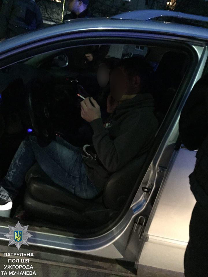 В Ужгороді анонім здав патрульним авто з наркотиками (ФОТО)
