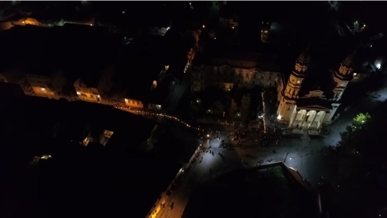 Великодню ніч в Ужгороді зафіксували на фото та відео з висоти пташиного польоту