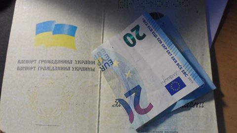 Закарпатець намагався "купити" пропуск в Україну без паспорта