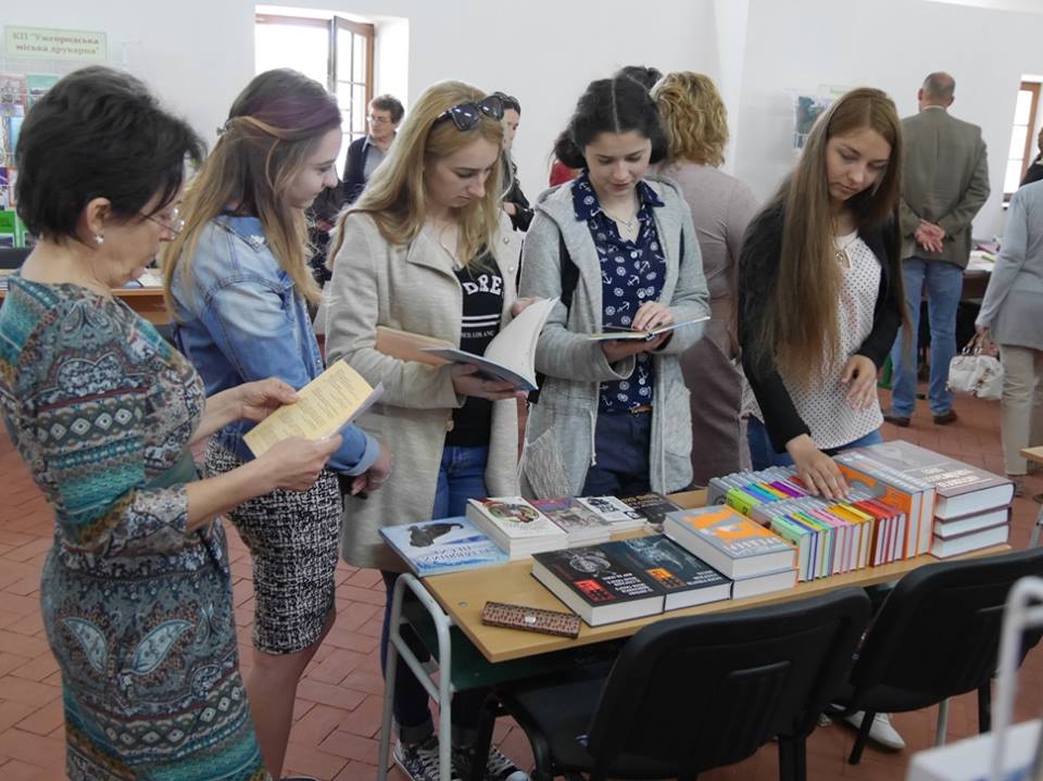 Літературне свято "Книга-фест" стартувало в Ужгороді (ФОТО)