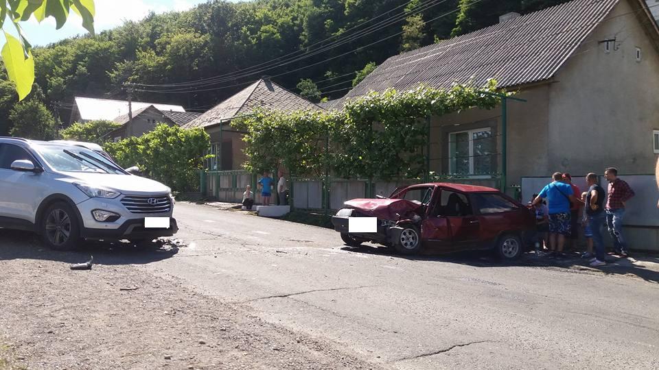 У Великій Копані на Виноградівщині "Лада" розтрощилася об кросовер Hyundai (ФОТО)