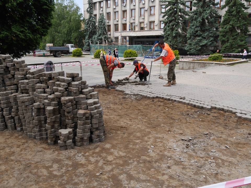 В Ужгороді стартував капремонт тротуарів площі Поштової, на черзі – реконструкція власне площі (ФОТО)