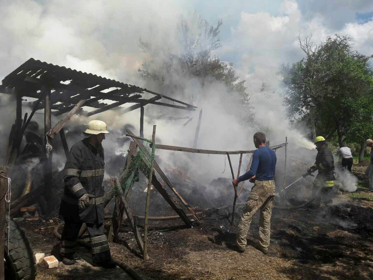 У Мукачеві загасили пожежу під навісом із соломою, порятувавши сусідній будинок (ФОТО)