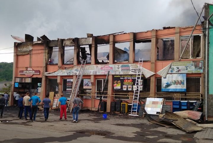 У Ганичах на Тячівщині згоріла будівля магазину і бару (ФОТО)