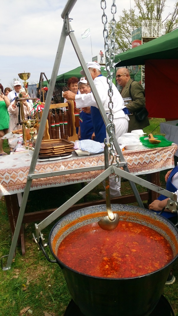 На міжнародному гастрономічному фесті в Косині боґрач готували у казані об’ємом 2,5 тисяч літрів (ФОТО)