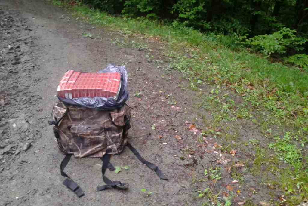 На Закарпатті "турист" утік з-під кордону, покинувши наплічник із 450 пачками сигарет (ФОТО)