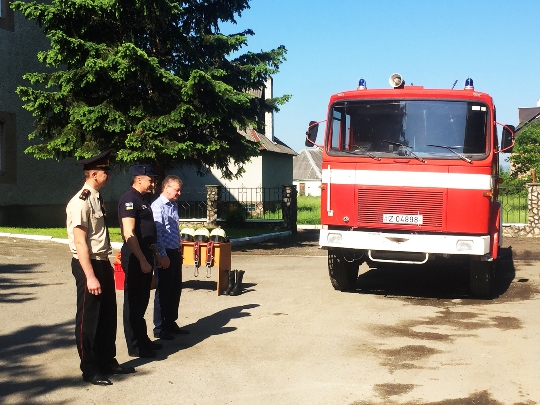 Пожежний автомобіль та інші подарунки передали рятувальникам у Тячеві колеги-добровольці з Угорщини (ФОТО)