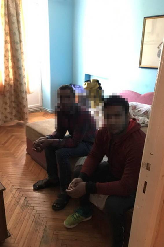 В Ужгороді на орендовані квартирі затримали двох азійців-нелегалів, переправників розшукують (ФОТО)