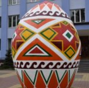У центрі Рахова з’явилася найбільша в Україні дерев’яна писанка (ФОТО)