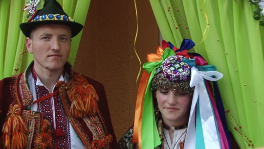 У Ясінях на Рахівщині влаштували справжнє гуцульське весілля за всіма традиціями (ФОТО) 